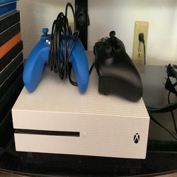 Xbox 1 with controllers 