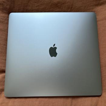 15 inch MacBook Pro 2018 i7 32