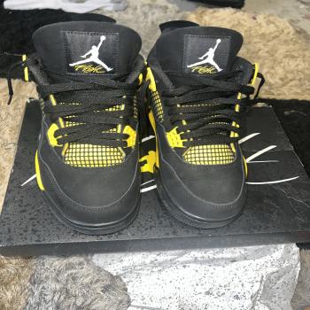Jordan 4 black and yellow