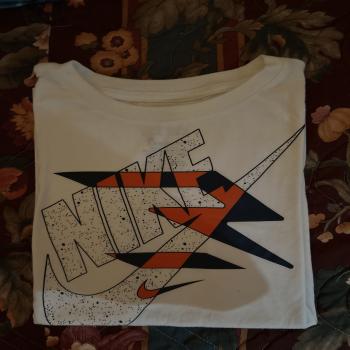 BOYS NIKE SHIRT SIZE MEDIUM 