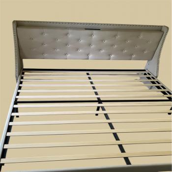 Queen Bed w/ plugin